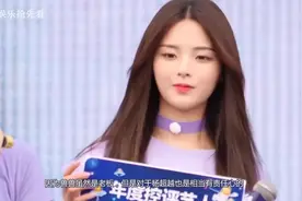 杨超越与公司老板一起同游日本，在制服店被粉丝偶遇视频封面