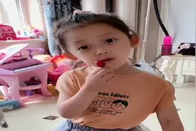 小棉袄真是长大了，开始学会臭美了，一直要让我给她穿裙子上学！视频封面