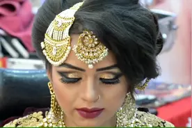 印度新娘妆前妆后大对比，这粉底估计有一斤！