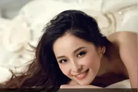 8种「女生其实很想当场把你吃掉」不经意的肢体动作视频封面