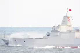 055驱逐舰罕见“高速飙车”！浪花四溅显现强大动力视频封面