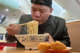 第一次在高铁站吃饭，花了80多块没吃饱，还是回家吃吧视频封面