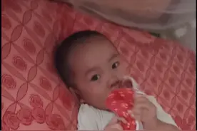 小孩一想睡觉就拿被角  是什么原因视频封面