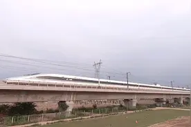 实拍高铁瞬间，高铁到底有多快，近距离观看太壮观啦视频封面