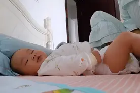 拉粑粑了，换纸尿裤老是动来动去的，你们家的宝宝也是这样吗？视频封面