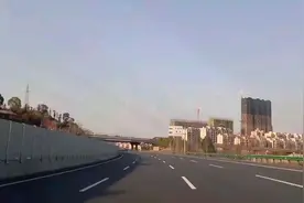 江西高速公路开通，当日福银高速南昌至九江段，但见大货车行驶。视频封面
