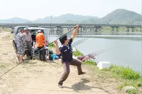 这种海竿打窝方法第一次见，抛的也太远了吧，都看不到落点视频封面