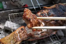 炭火烤鱼，记着这个小技巧，烤出来香嫩好吃视频封面