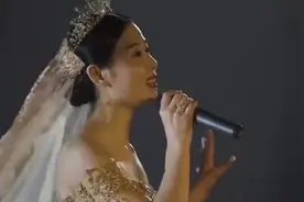 婚礼现场，新郎新娘对唱一首《往后余生》，让我突然又相信了爱情