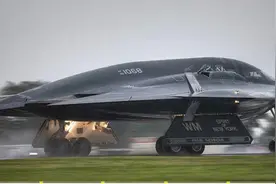 美国最新战略隐形轰炸机B-21 VS  B-2