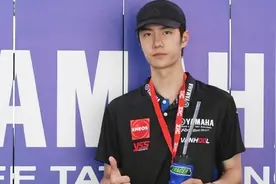 王一博纯素颜参加专业摩托车赛，看到结果，网友：既梦幻又真实！视频封面