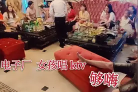 广东进厂打工，实拍电子厂女孩上班，跟下班区别真大！视频封面