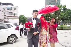 广东一小伙结婚，新娘好像大肚子了，新郎很贴心的搀扶，幸福！视频封面