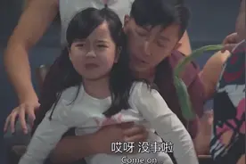 朋友乱逗孩子吃辣椒导致孩子大吐血，一查病因家长瞬间傻眼视频封面