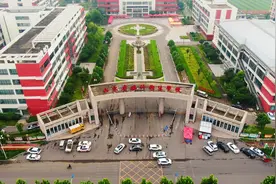 航拍临沂卫校，临沂市卫生学校。这个学校应该女生比较多吧。视频封面