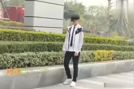 王俊凯街头片场花絮，周围全是小螃蟹拍照，小凯戴墨镜太帅了！视频封面