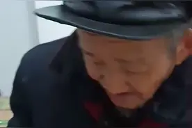 这位大爷吃了亚麻籽油，帕金森好多了