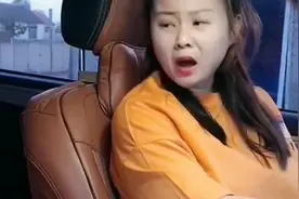 女学员去练车，谁知男教练在车里睡着了，结局看完忍住别笑！视频封面