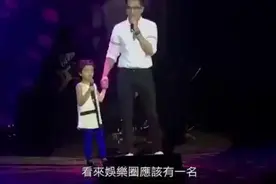 杨幂女儿小糯米在学校表演，与爸爸刘恺威合唱视频封面