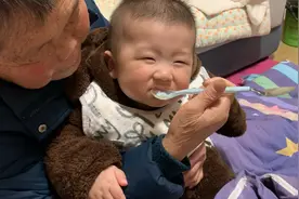 昨晚吃完西梅泥就拉臭臭了，胖蛋也知道吃了舒服吃的眼睛眯眯的😁