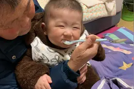 昨晚吃完西梅泥就拉臭臭了，胖蛋也知道吃了舒服吃的眼睛眯眯的😁