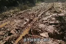 回乡下拿油罐子，经过我们村的一条烂马路，心里真的很不是滋味视频封面