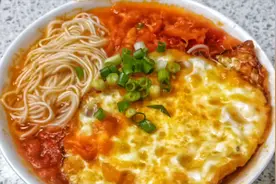 成都百年名吃华兴煎蛋面，汤汁浓稠鲜香做法讲究原来这么简单