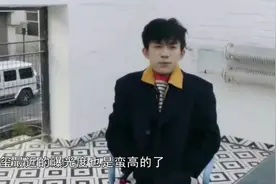易烊千玺换新发型，“顺毛”变成“炸毛”，双手揣兜略显大佬范！视频封面