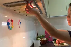 我家厨房油烟机用二年了 不用擦不用洗 还像新的一样我是这样保养视频封面