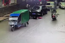 孩子从前面三轮车上摔下来了，后面的车没有注意到…视频封面