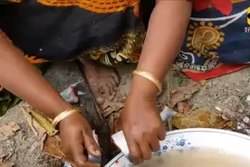 印度人田里做饭光脚,吃的还挺香