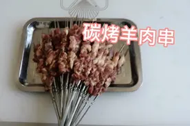 从事烧烤十多年的烧烤师傅，手把手教你如何给羊肉串改刀腌制穿串