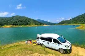 广西这个湖区景色美就算了，野生鱼还真丰富，非常合适解压的地方