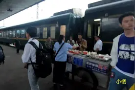 在怀化火车站转车，下车就有卖饭的，这里上车的人也不少呀视频封面