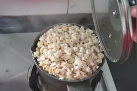 在家炸爆米花，几分钟就做好了，好吃！