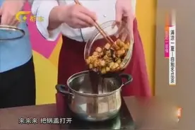 大厨教你在家自制冬瓜茶，只需冬瓜和红糖，健康清爽又好喝！