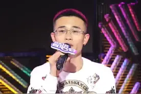 半阳现场演唱成名作《我的将军啊》，竟然没忍住笑场了？