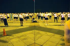 小伙领百人齐跳《都说》广场舞，跟着动感节奏一起来