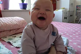 妈妈用了什么绝招，让宝宝笑的这么可爱，萌翻了