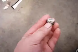 维修水管漏水，完工后收260元，房主：我给别人五百，他都不愿干视频封面