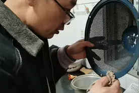 小苏打去污效果真好，中年大叔几分钟让满污垢的油烟漏网干净