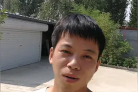 年迈母亲不会玩手机，10兆流量竟然扣100元，小伙打算换个套餐