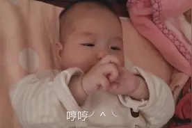 三个月的宝宝闹觉要抱抱，宝妈使出一绝招，宝宝自己乖乖睡觉了
