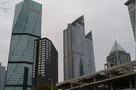 青岛香港西路的高楼群，仰望高楼大厦，观青岛现在的经济发展视频封面