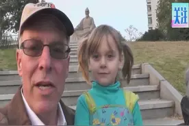 美国老人带着孙女在中国读幼儿园！4岁小女孩汉语已经很流利！视频封面