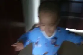 12个月零17天，圆宝在奶奶的鼓励下，终于大胆学会走路了