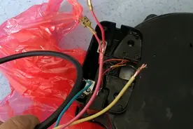 美的电饼铛电源线烧坏，用户自己更换导致发热盘带电，正确接法…