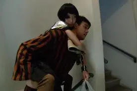 向峻在保卫的要求下救被困电梯女子，随后将她背上十九层，累坏了视频封面