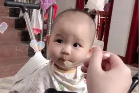 生了个闺女，爸爸喂个饭开心得又是拍手又是抛飞吻的，妈妈吃醋了视频封面