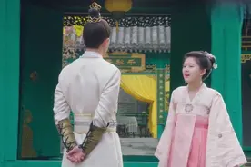 穿越女把皇帝的花给摘了，还栽赃给小王爷，气的皇帝扭头就走那是视频封面